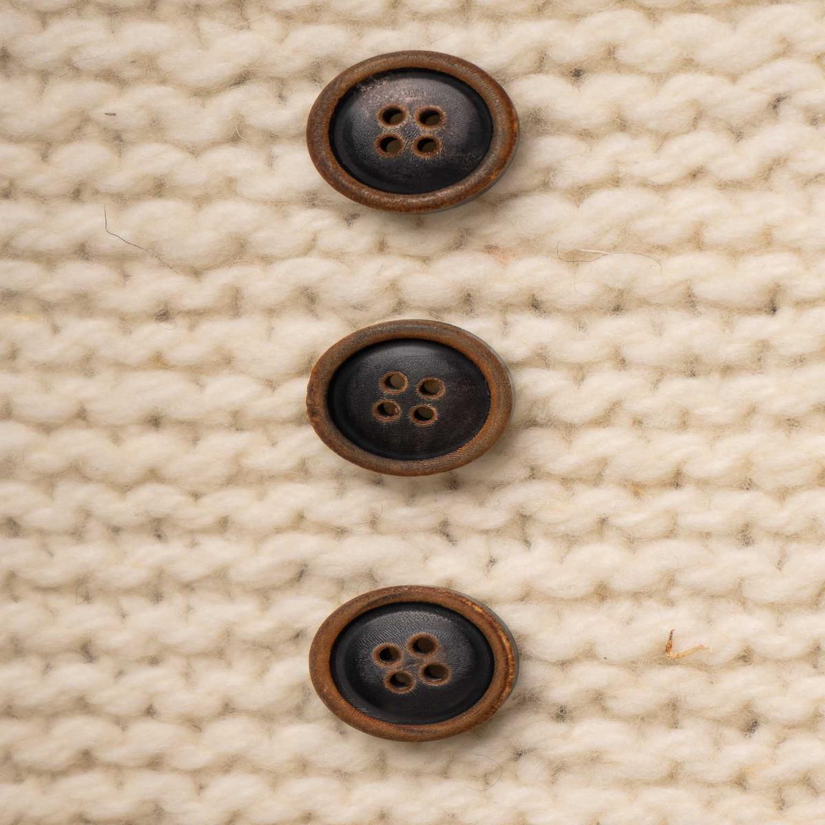 Spruce 18mm Horn Button