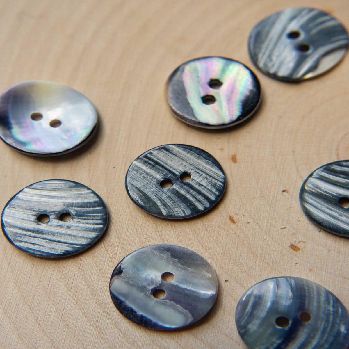 Slate 18 mm Mussel Shell Button